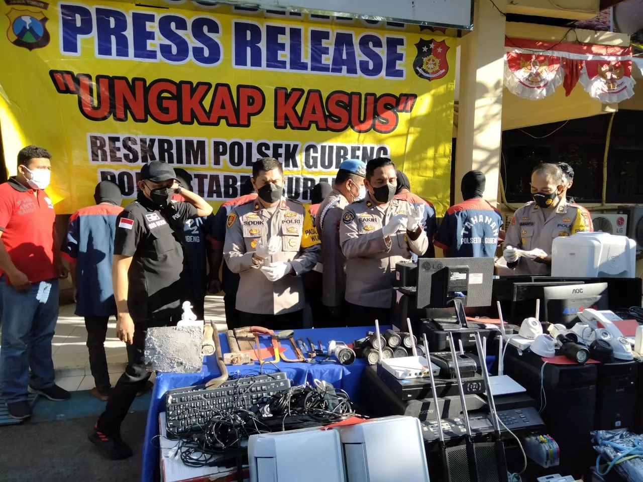 Kuras Barang-barang Kantor, Enam Orang Komplotan Pembobol di Surabaya Diringkus