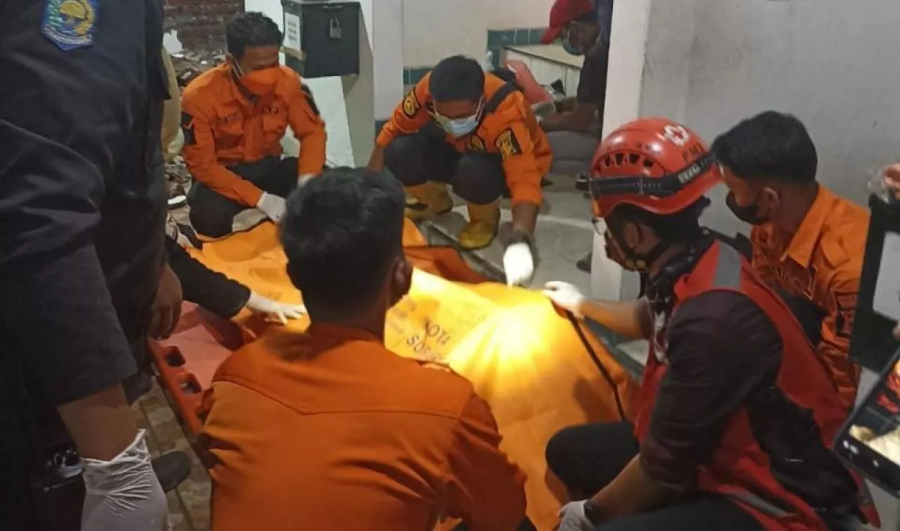 Seorang Pria Ditemukan Tewas di Dalam Kamar Mandi Masjid di Surabaya
