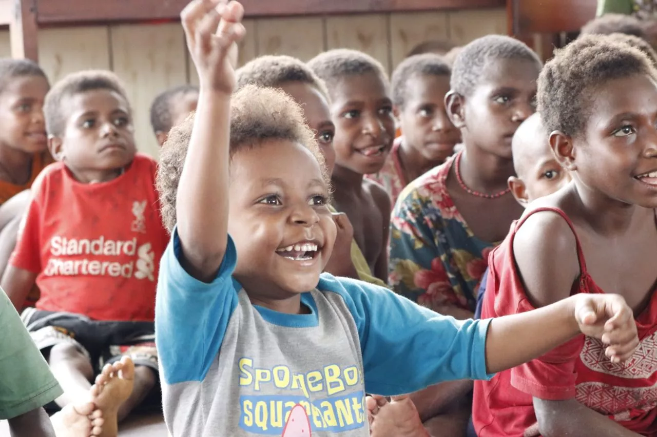 Keceriaan Anak-anak Papua Dapat Bantuan Listrik dan Internet dari Kemensos