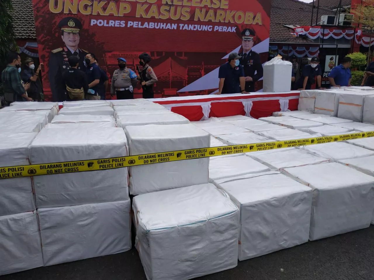 Bandar Narkoba ini Sembunyikan Puluhan Kilo Sabu dan 11 Juta Pil Koplo di Sawah