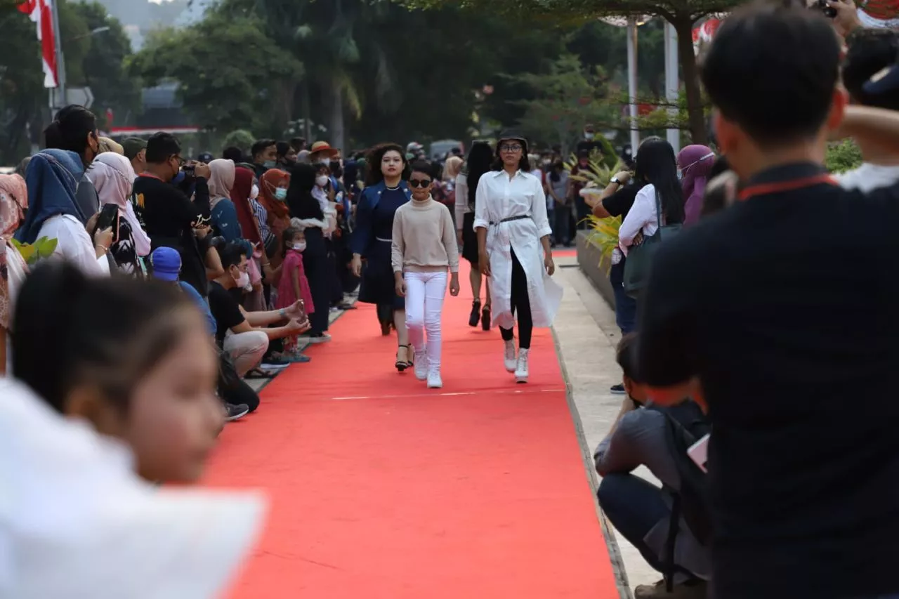 Model Disabilitas Turut Ramaikan Gelaran Fashion Show 'Mejeng Nang Suroboyo'