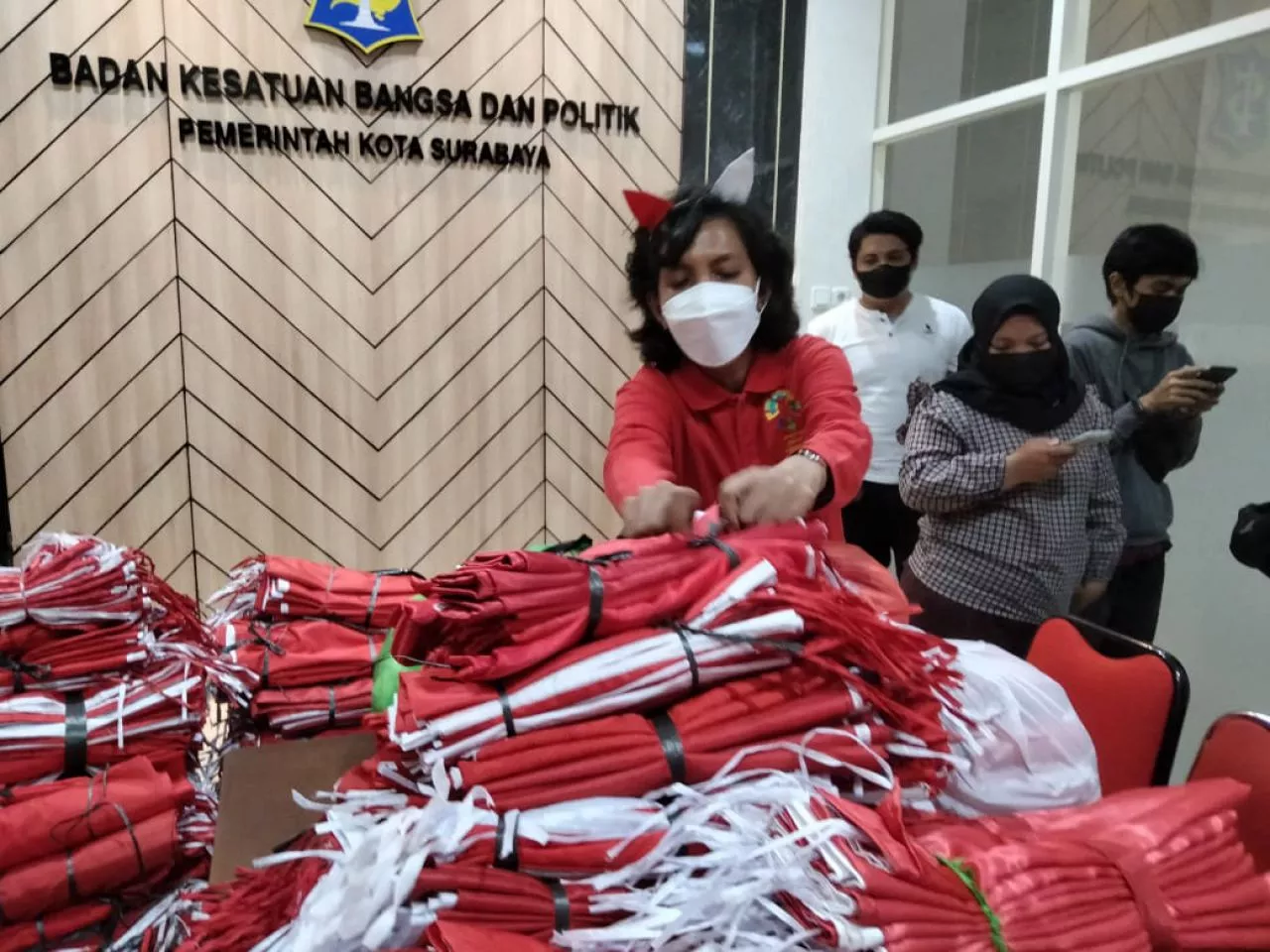 Setelah Pemprov Jatim, Giliran Pemkot Surabaya Bagi-bagi Bendera Gratis
