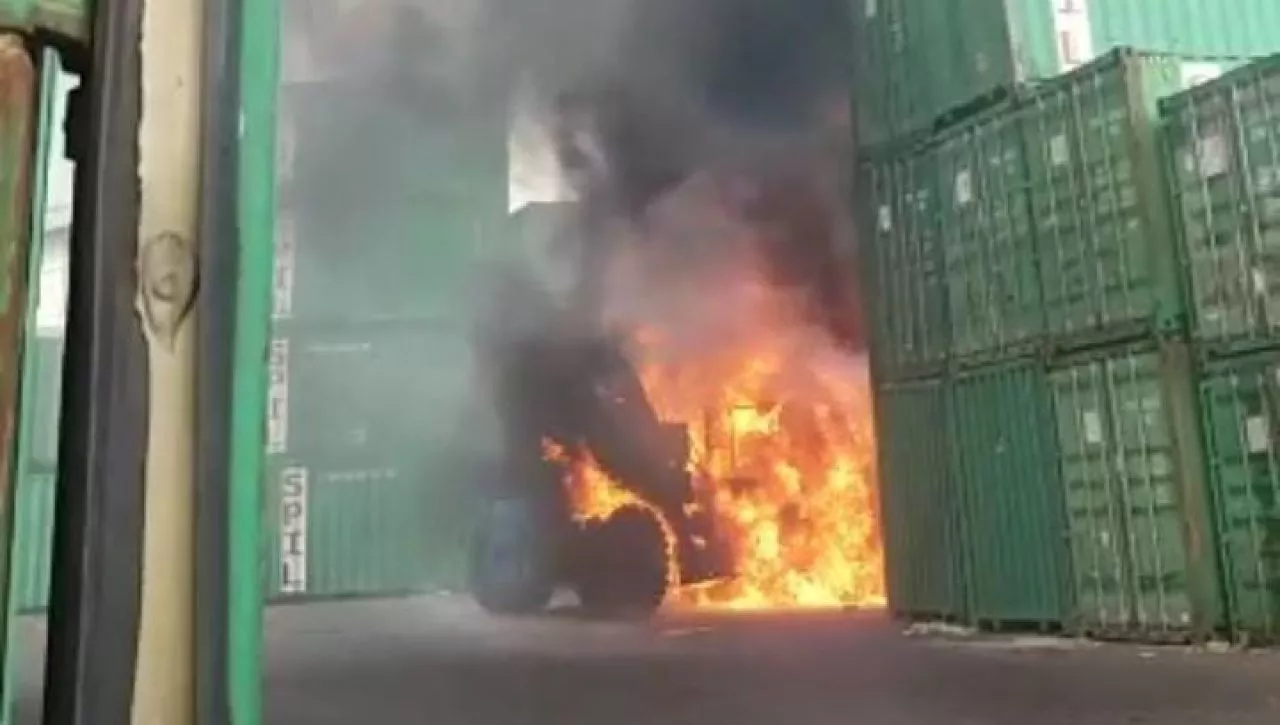 Alat Pengangkat Kontainer Terbakar di Depo Spil Surabaya, 11 Unit PMK Dikerahkan