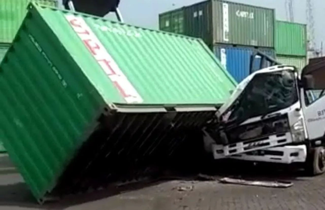 Kontainer Jatuh Menimpa Truk di Perak Surabaya, Satu Orang Tewas
