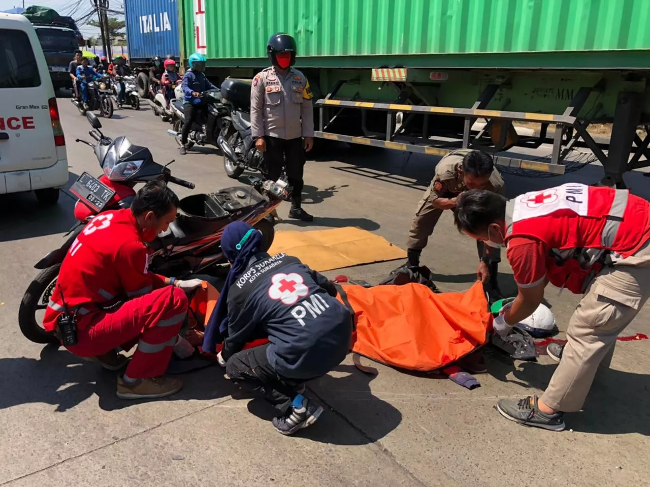 Driver Ojek Online di Surabaya Tewas Terlindas Truk saat Antar Penumpang