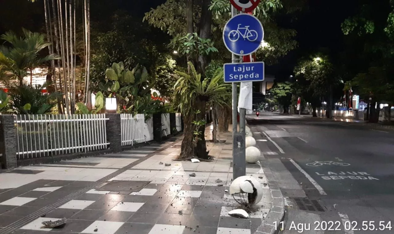 Bola Beton di Depan Rumah Dinas Wali Kota Surabaya Pecah Ditabrak Mobil