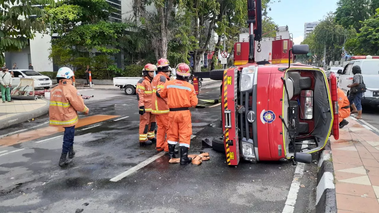Hindari Motor, Mobil PMK di Surabaya Terbalik
