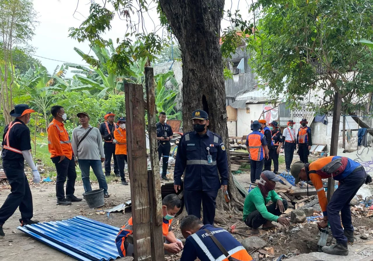Bangunan Liar di Lahan PT KAI Jalan Ambengan Surabaya Ditertibkan