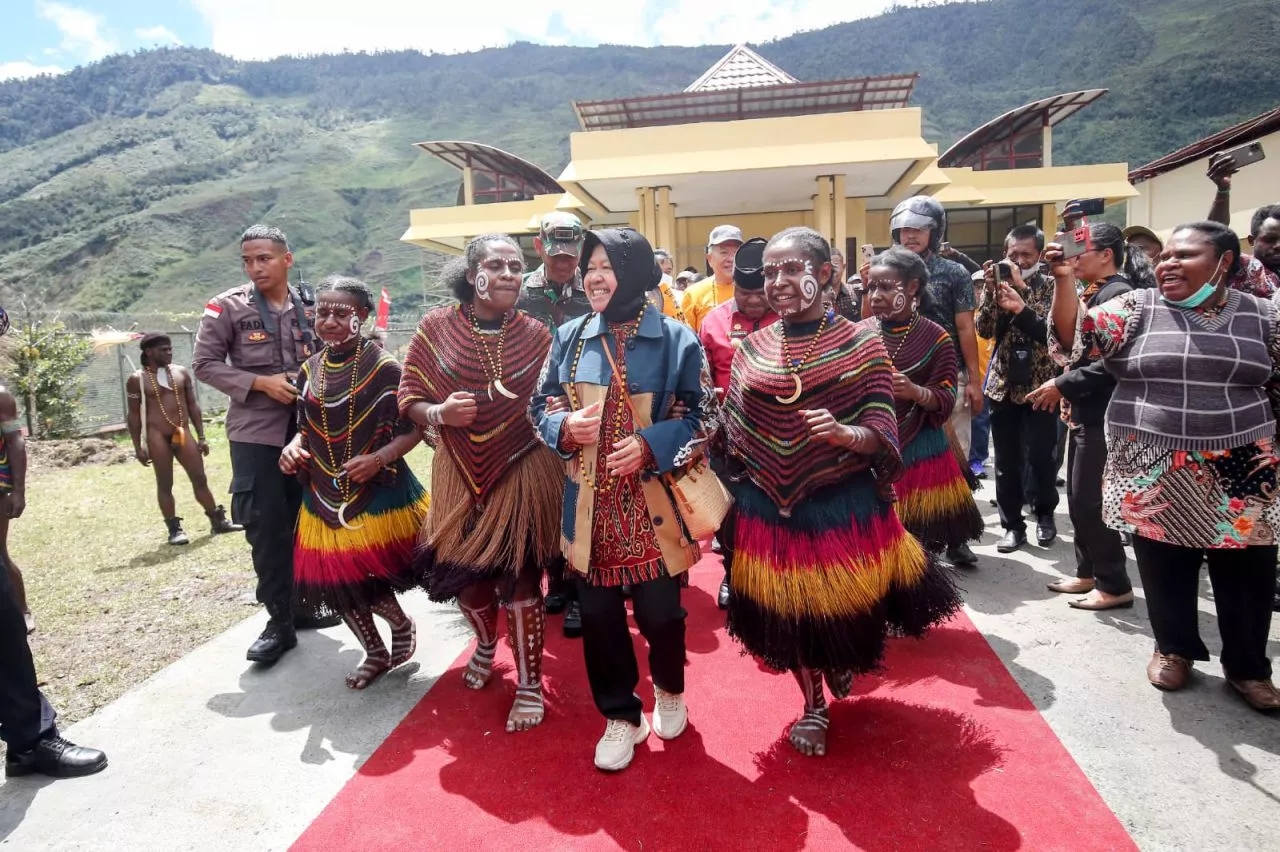 Cerita Mensos Risma Kirim Bantuan Langsung ke Puncak Jaya Papua