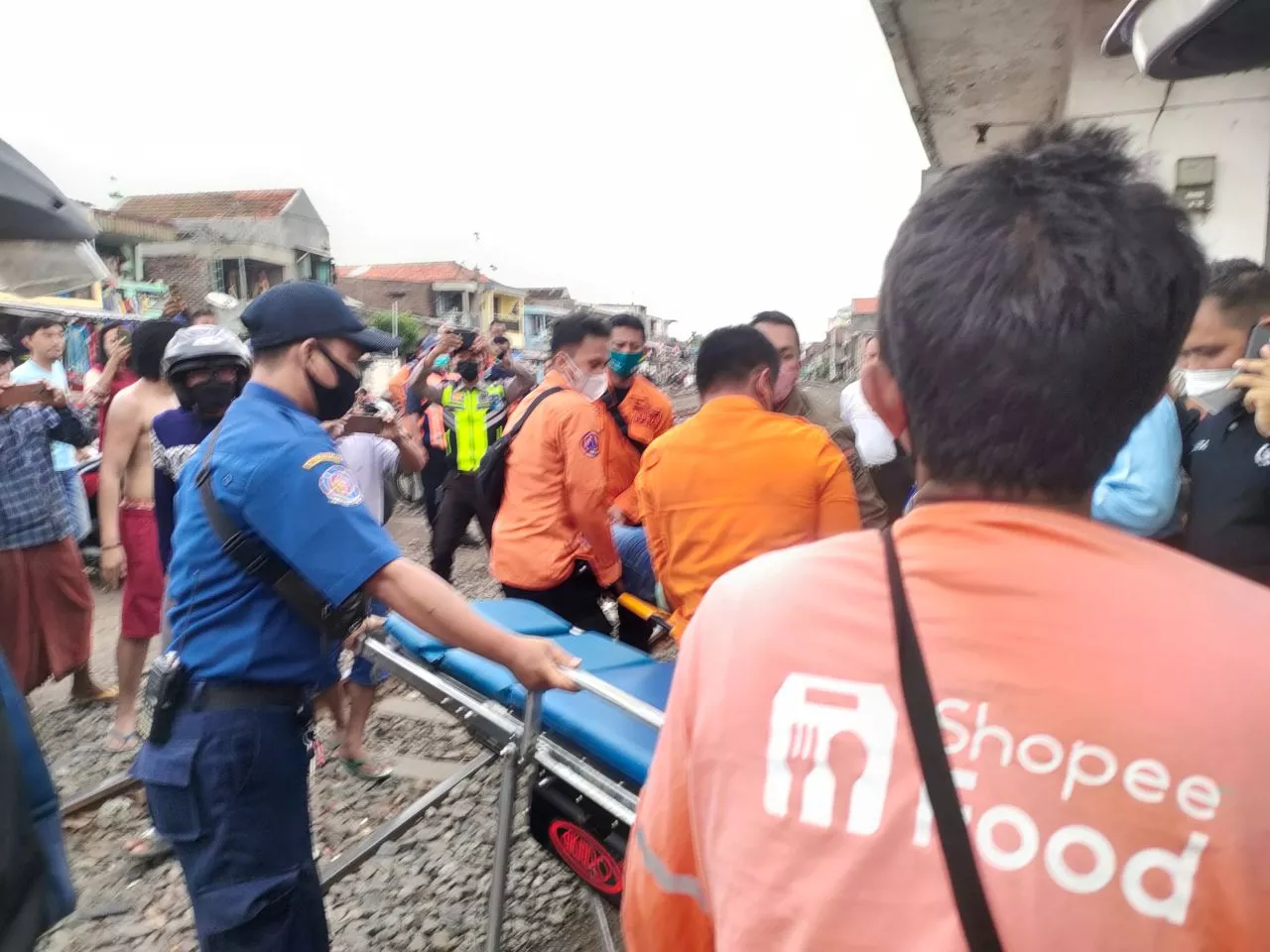 Nekat Terobos Palang Pintu, Pengendara Motor di Surabaya Tersambar Kereta Api