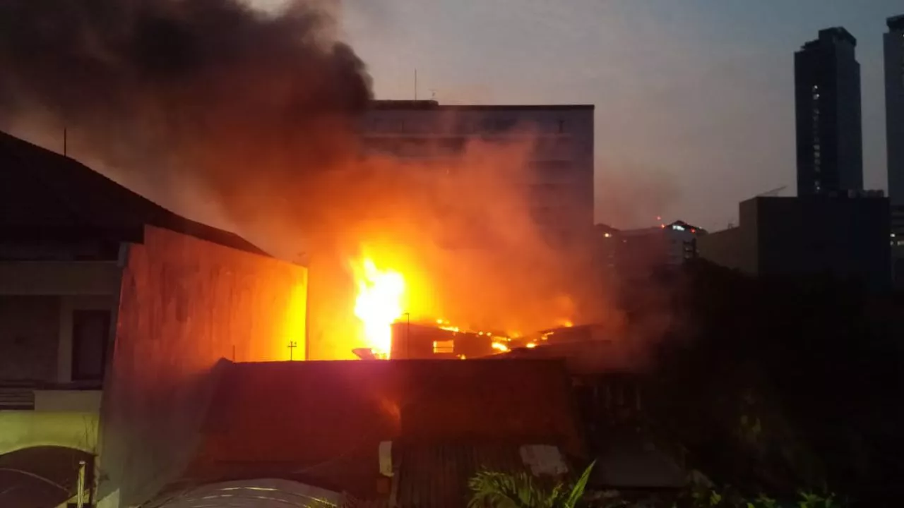 Gudang Percetakan di Surabaya Terbakar, 19 Unit PMK Dikerahkan