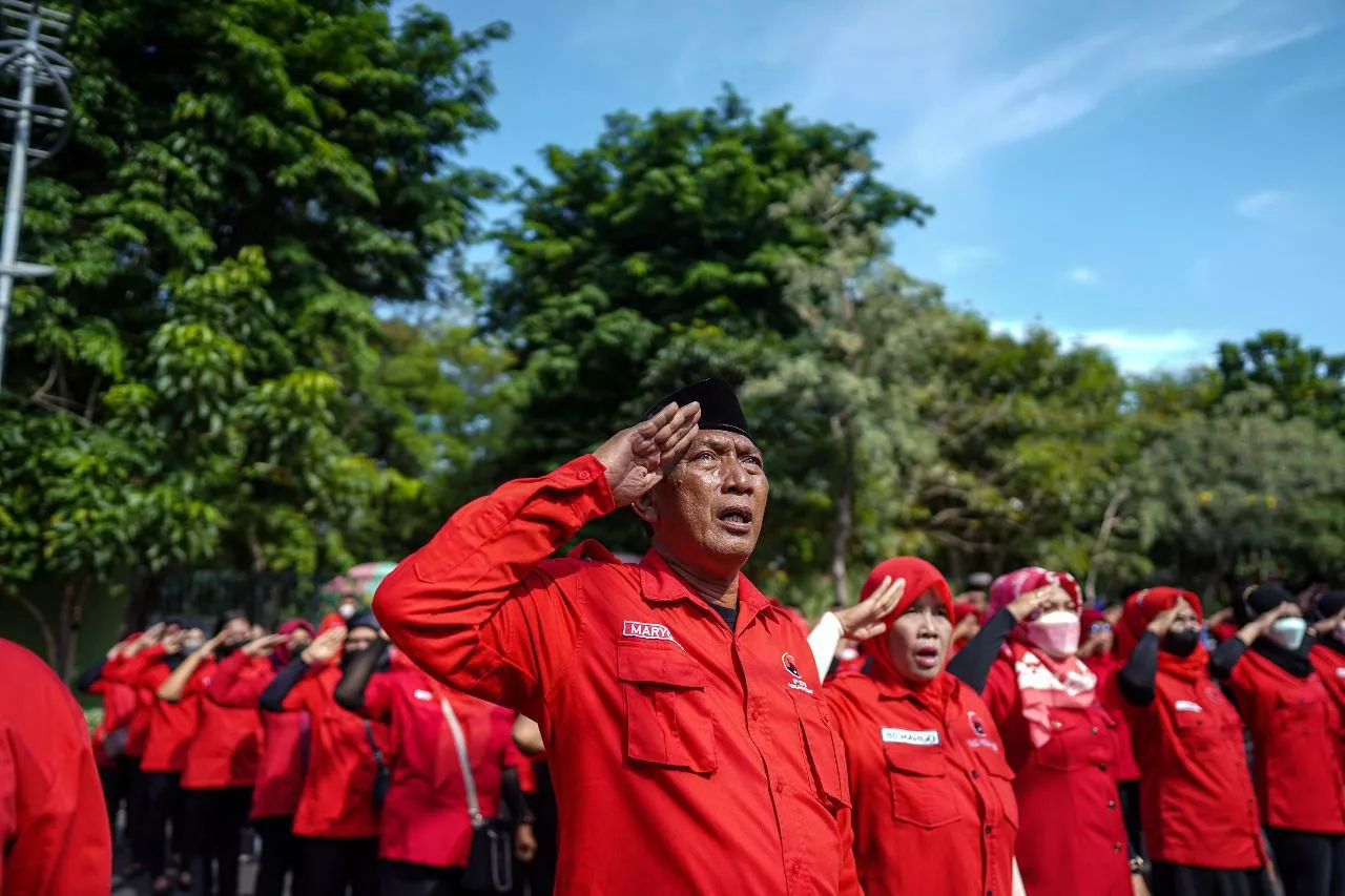Kader PDIP Surabaya Kenakan Baju Adat Sabang Sampai Merauke saat Upacara HUT RI