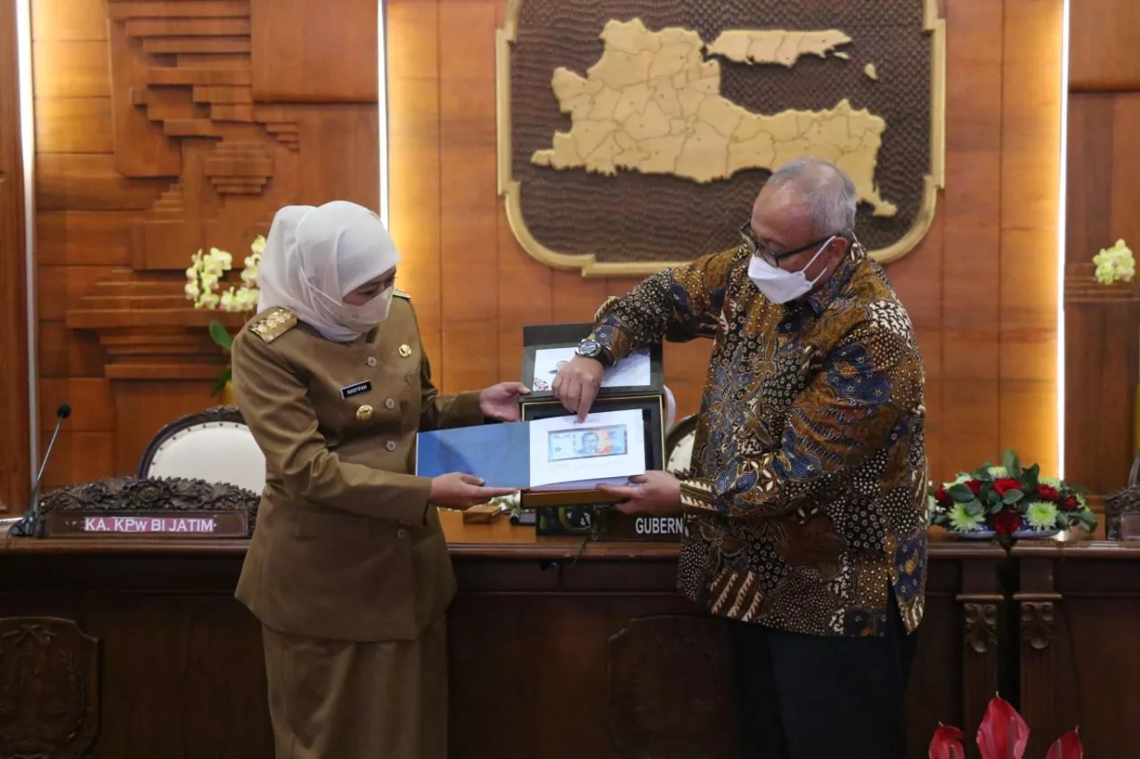BI Luncurkan Uang Baru, Gubernur Khofifah Jadi Pemilik Pertama di Jawa Timur