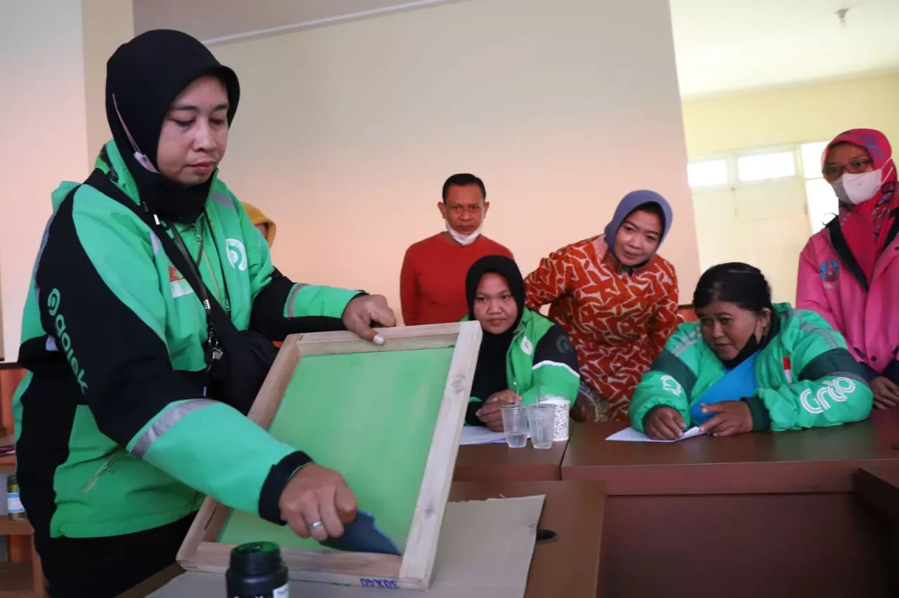 Pemkot Surabaya Beri Pelatihan 21 Driver Ojek Online Wanita
