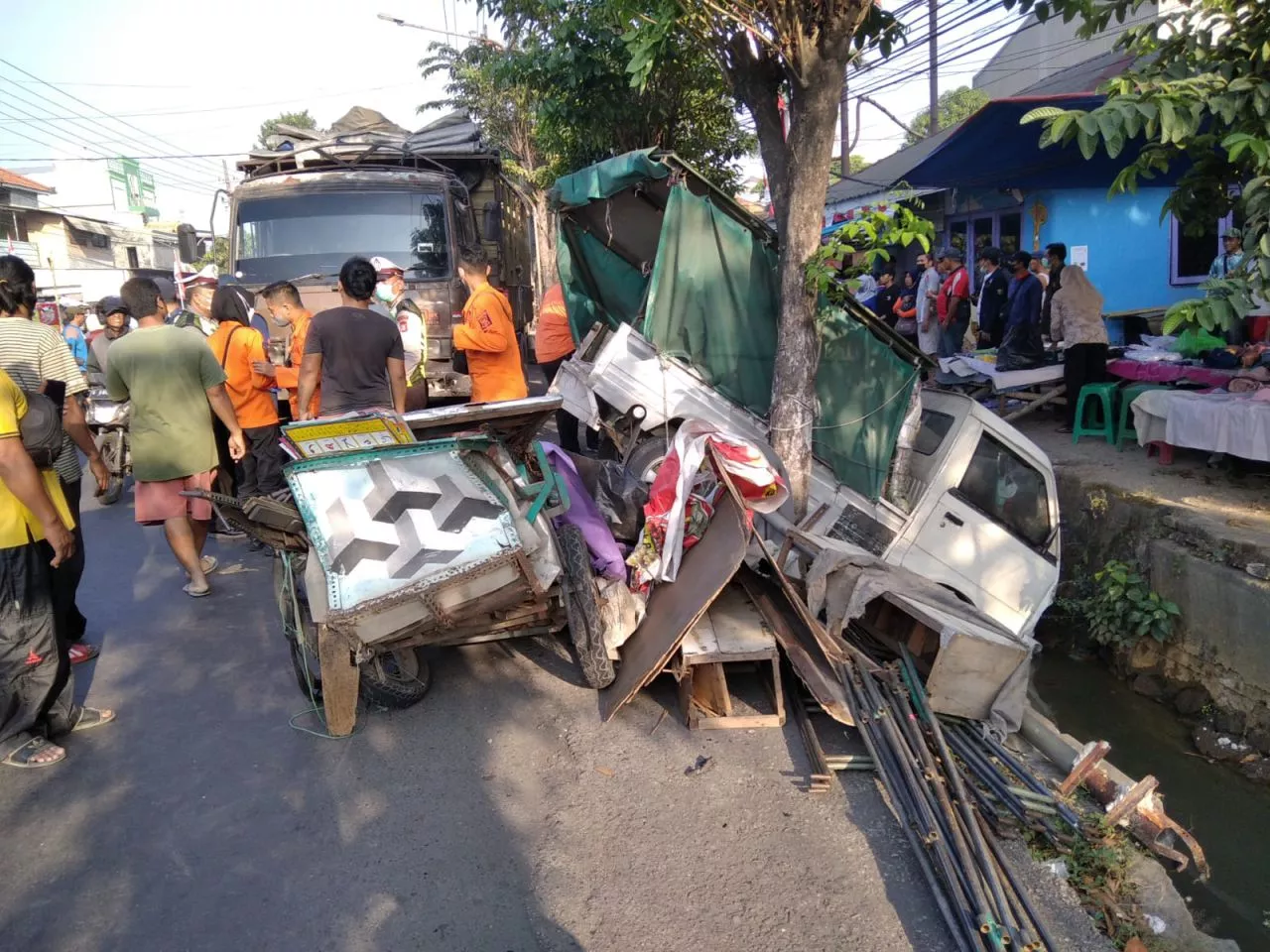 Kecelakaan di Surabaya, Truk Tabrak Motor dan Pikap hingga Nyungsep ke Sungai