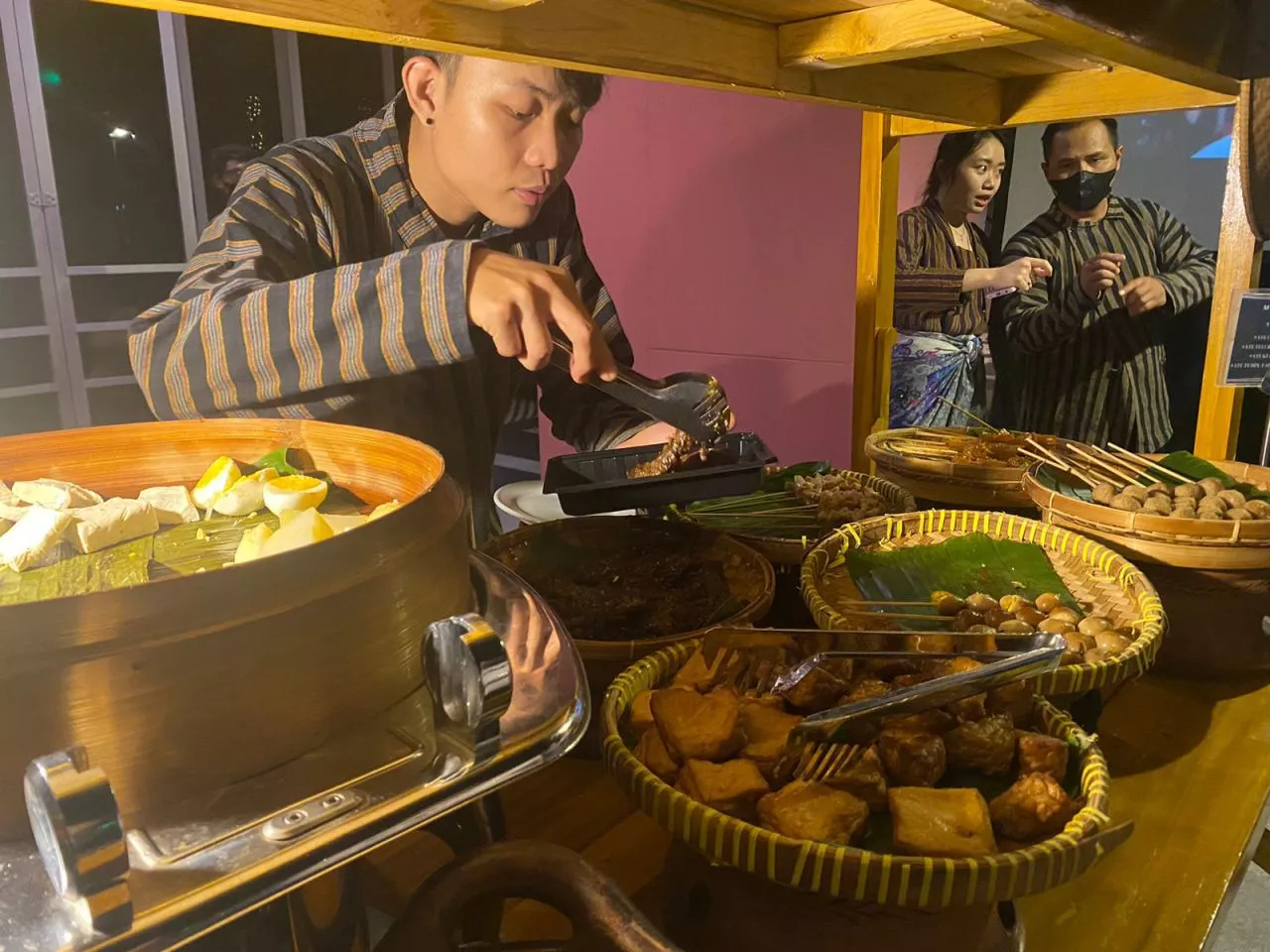 ARTOTEL TS Suites Meriahkan HUT RI dengan Menu Tradisional dan Hiburan Jadul