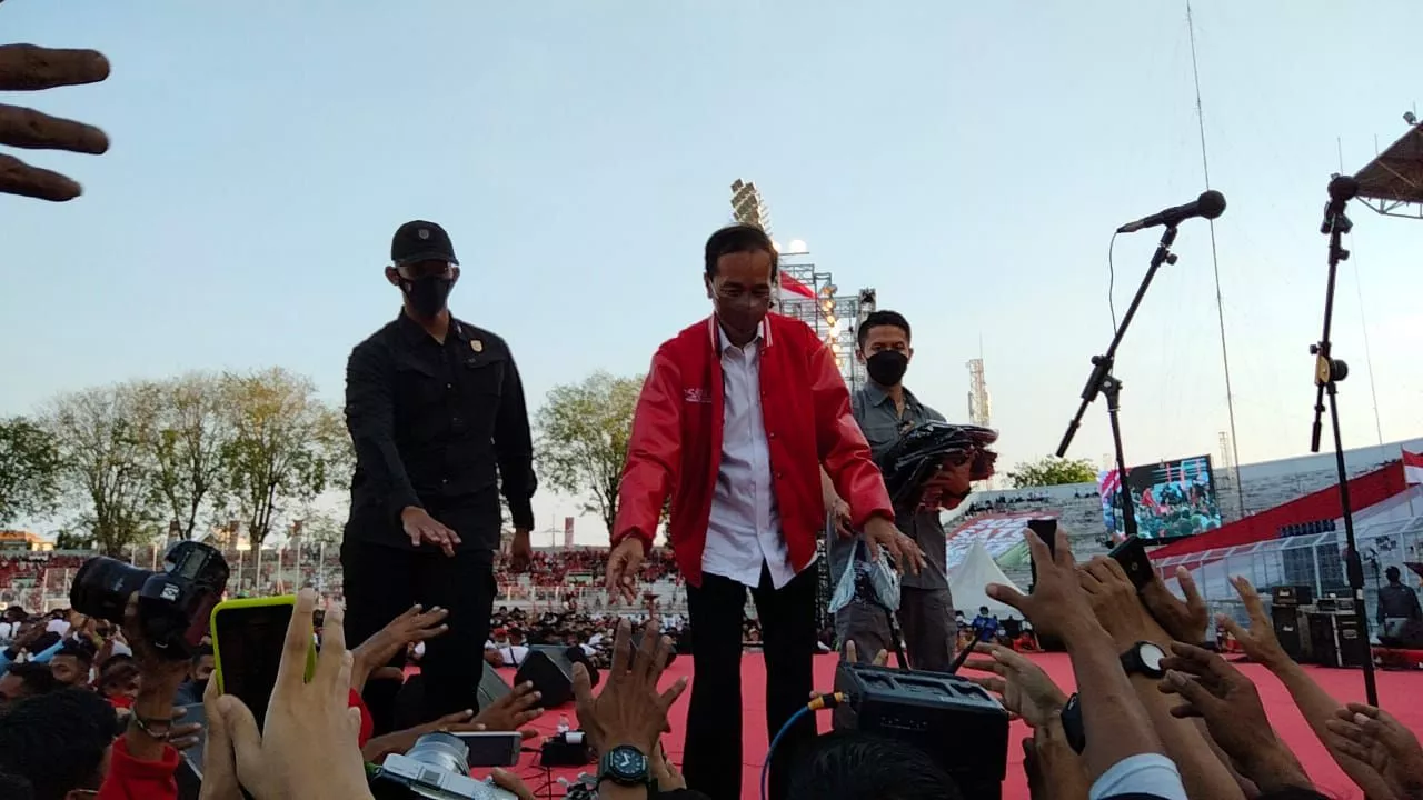 Obat Kangen, Jokowi Temui Ribuan Relawan Sapulidi di Gelora 10 November Surabaya