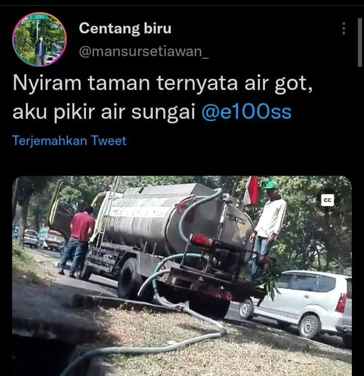 Truk Penyiram Tanaman Milik Pemkot Surabaya Ambil Air dari Got, Netizen Heran