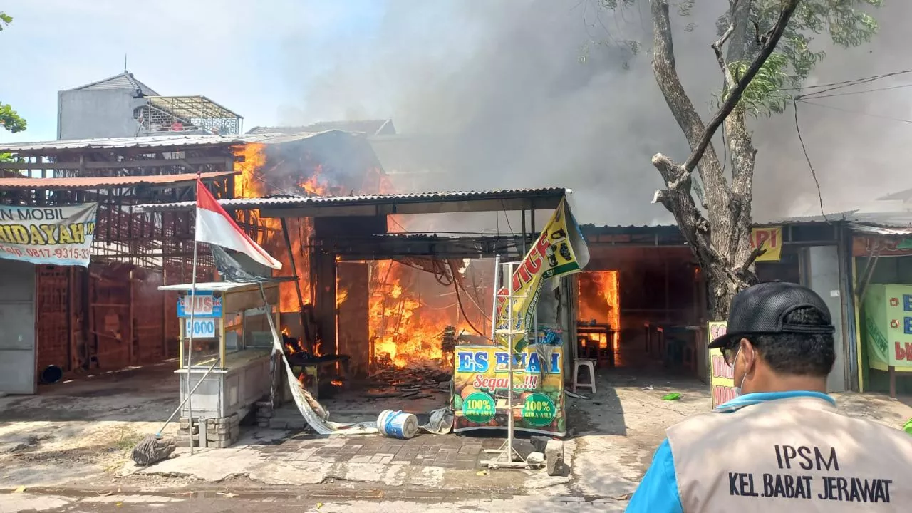 Stan Makanan di Pondok Benowo Indah Terbakar, Satu Motor Hangus