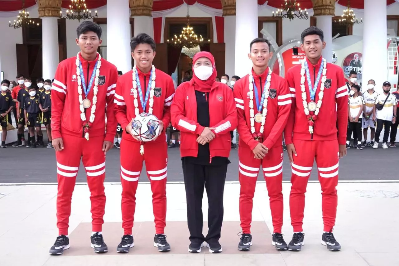 Apresiasi Pemain Timnas U-16 Asal Jatim, Gubernur Khofifah: Bangun Superteam