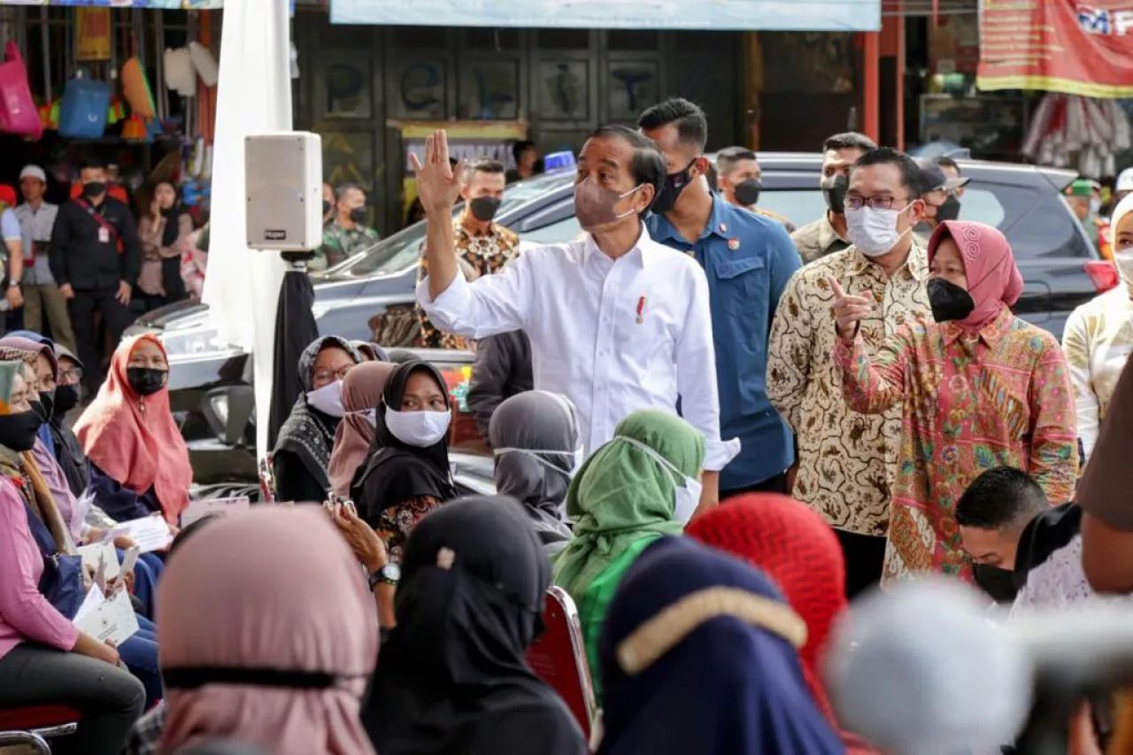 Didampingi Mensos Risma, Presiden Jokowi Serahkan Bantuan ke Warga Bandung