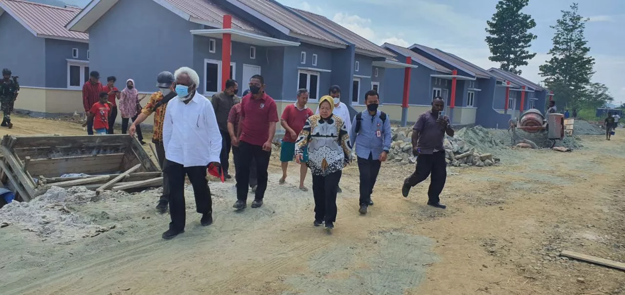 Mensos Risma Cek Kesiapan Rumah Pengungsi Sentani yang Bakal Diresmikan Jokowi