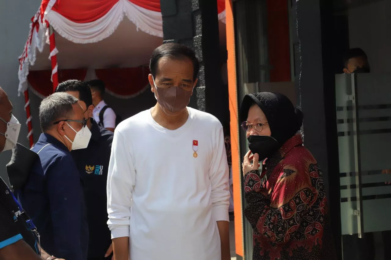 Mensos Risma Dampingi Presiden Jokowi Salurkan BLT BBM di Sentani Papua