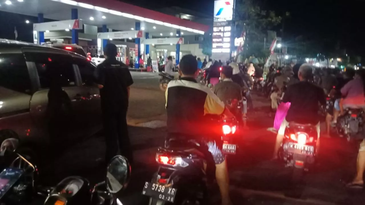 Antrean Kendaraan di SPBU di Surabaya Terkait Rencana Kenaikan BBM