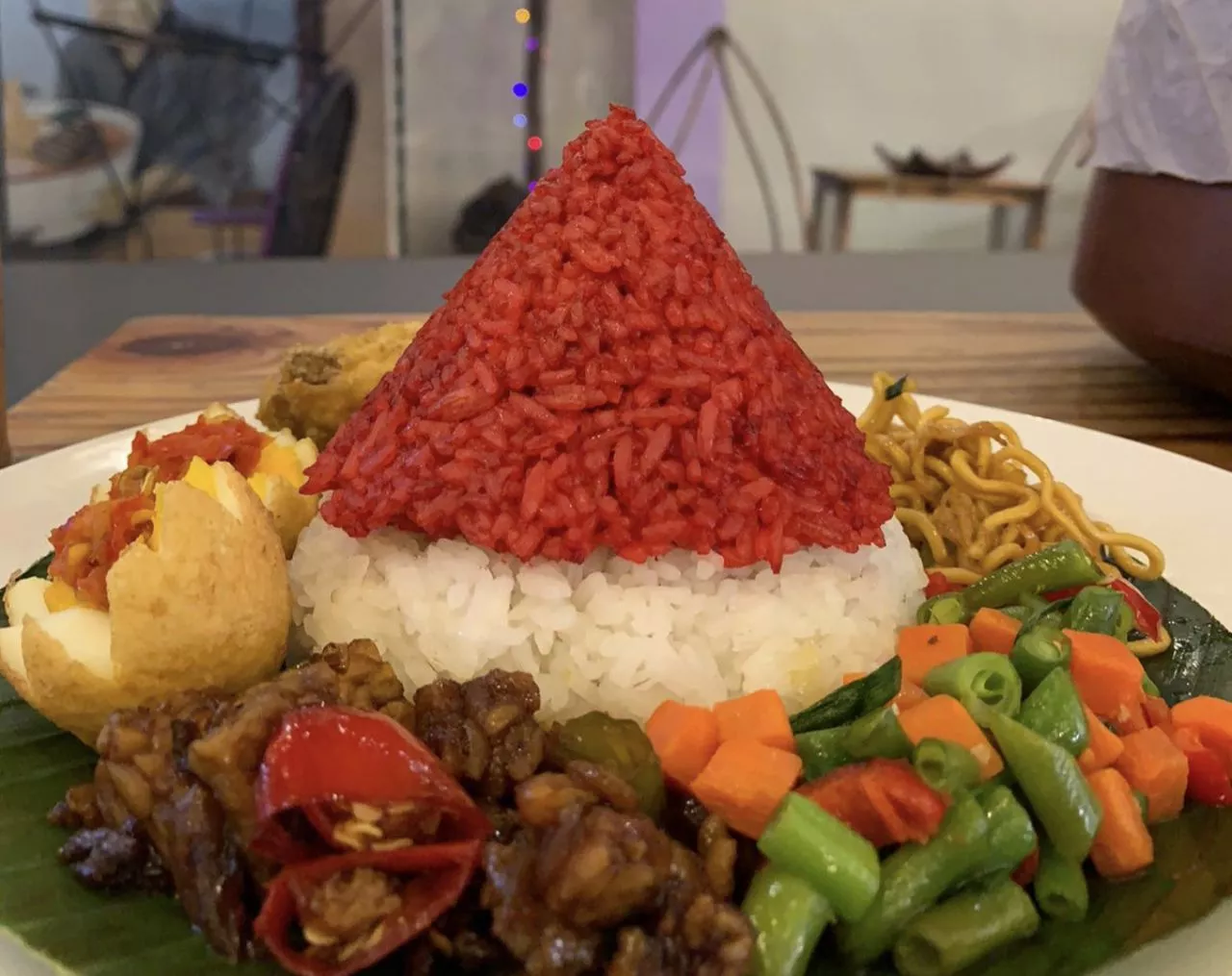 Sambut Hari Kemerdekaan, Quest Hotel Darmo Surabaya Hadirkan Tumpeng Merah Putih