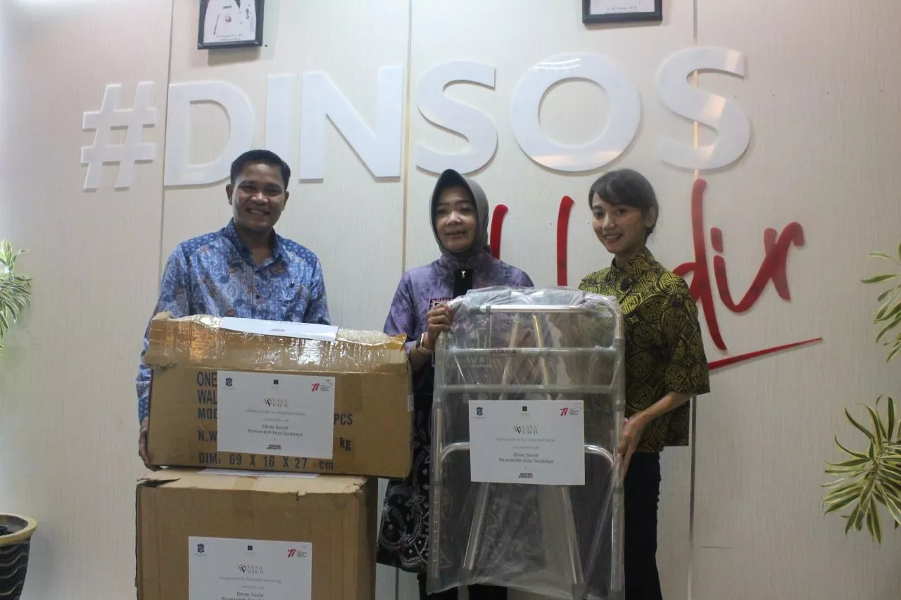 Peduli Sesama, Hotel Vasa Serahkan Bantuan 36 Tongkat ke Pemkot Surabaya