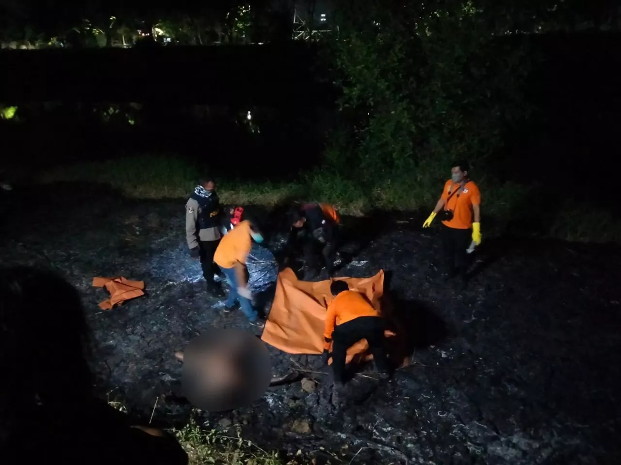 Begini Kronologi Penemuan Mayat Nyaris Gosong di Pinggir Sungai di Surabaya