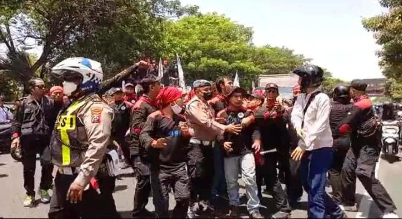 Demo Buruh Tolak Kenaikan BBM di Surabaya Diwarnai Bentrok