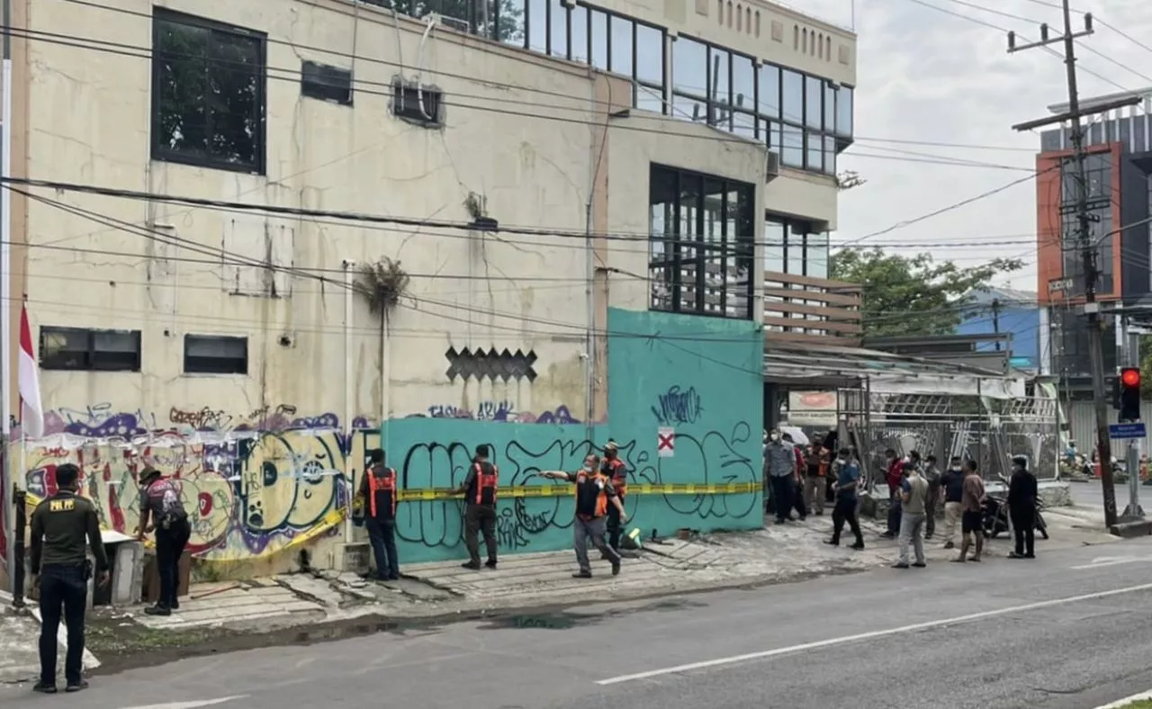 Satpol PP Surabaya Segel Bangunan yang Memakan Badan Jalan, Kasatpol: Bongkar
