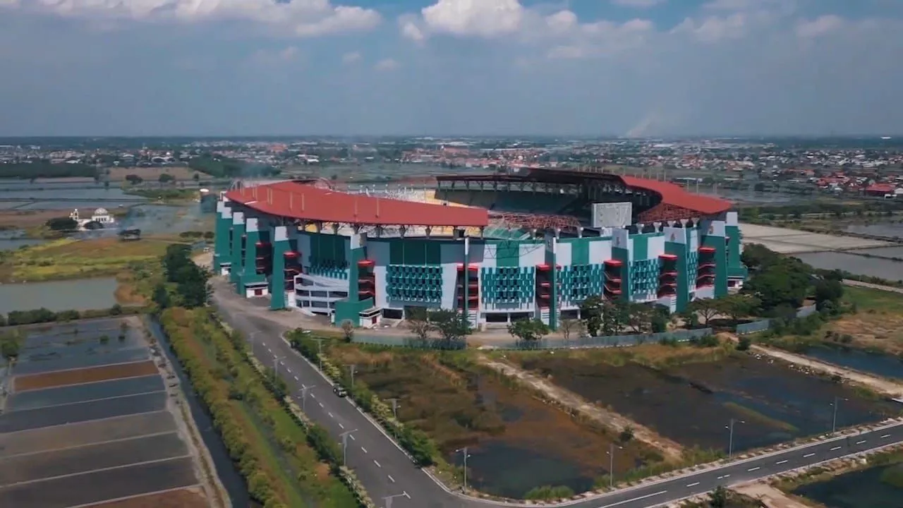 Jelang Piala AFC U20, Stadion GBT Masih Bau Sampah