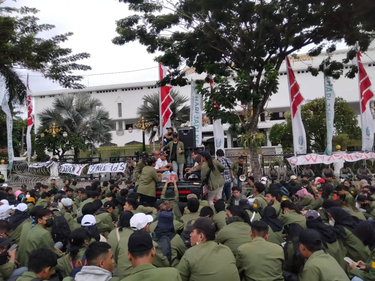Tuntut Distribusi BLT, Ratusan Mahasiswa Geruduk Kantor Gubernur Jawa Timur