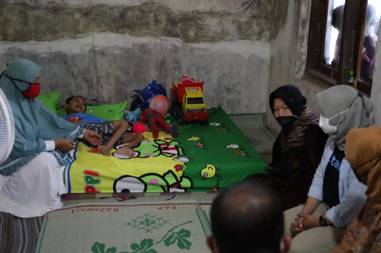 Tempuh Jalur Darat, Mensos Risma Kunjungi Bocah Penderita Epilepsi di Brebes