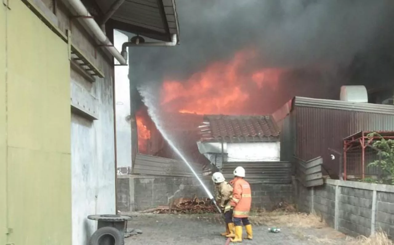 Gudang Elektronik di Surabaya Terbakar, 24 Unit PMK Dikerahkan