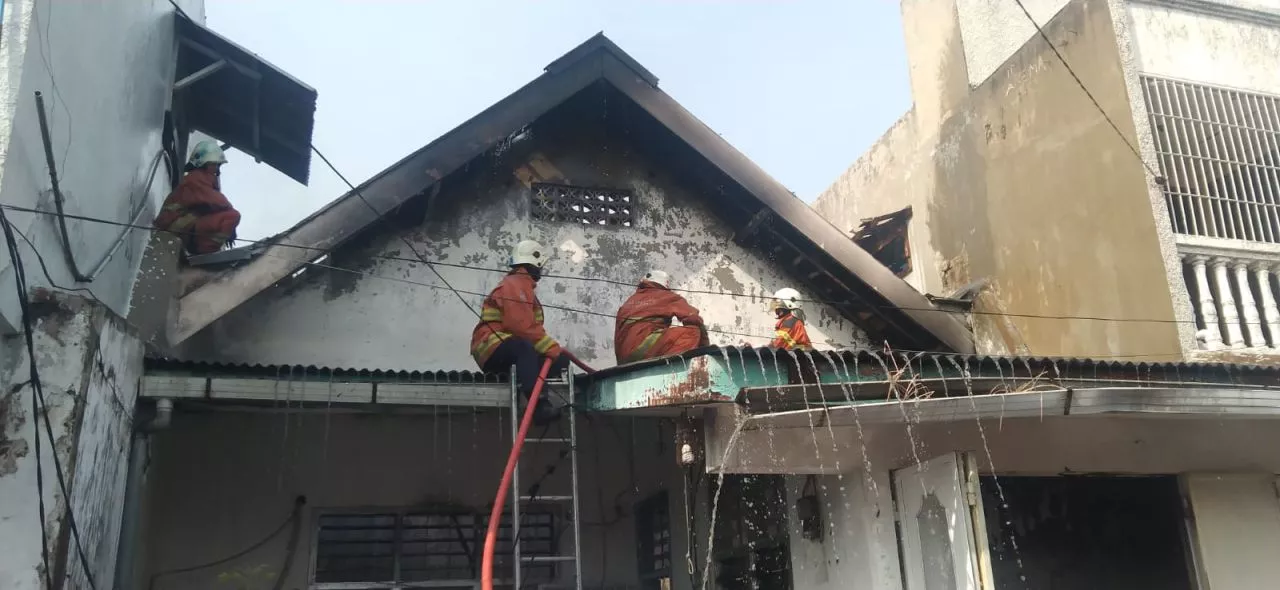 Senggol Kompor saat Memasak, Rumah di Simokerto Surabaya Hangus Terbakar