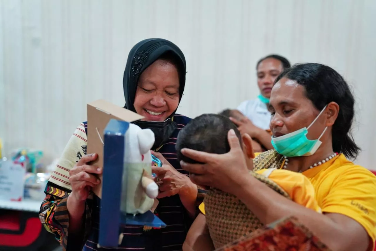 Mensos Risma Kunjungi Bocah Penderita Kanker Mata dan Kelumpuhan Otak di Kupang