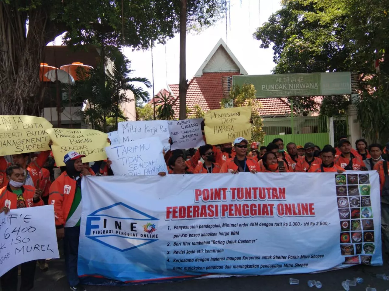 Tuntut Kenaikan Tarif, Driver Online Gelar Aksi Demo di Kantor Shopee Surabaya