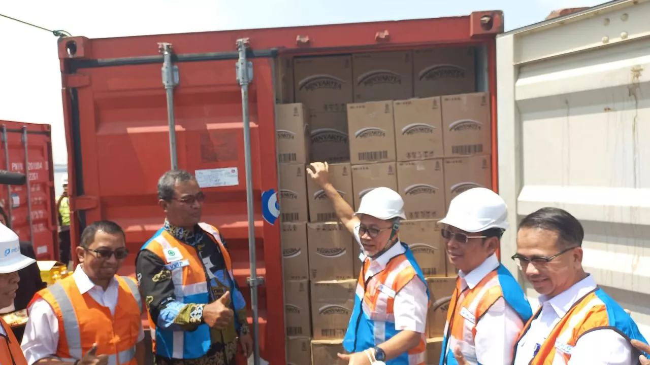 Kemendag Kirim 640 Ribu Liter Minyak Goreng Murah ke Papua Melalui Tanjung Perak