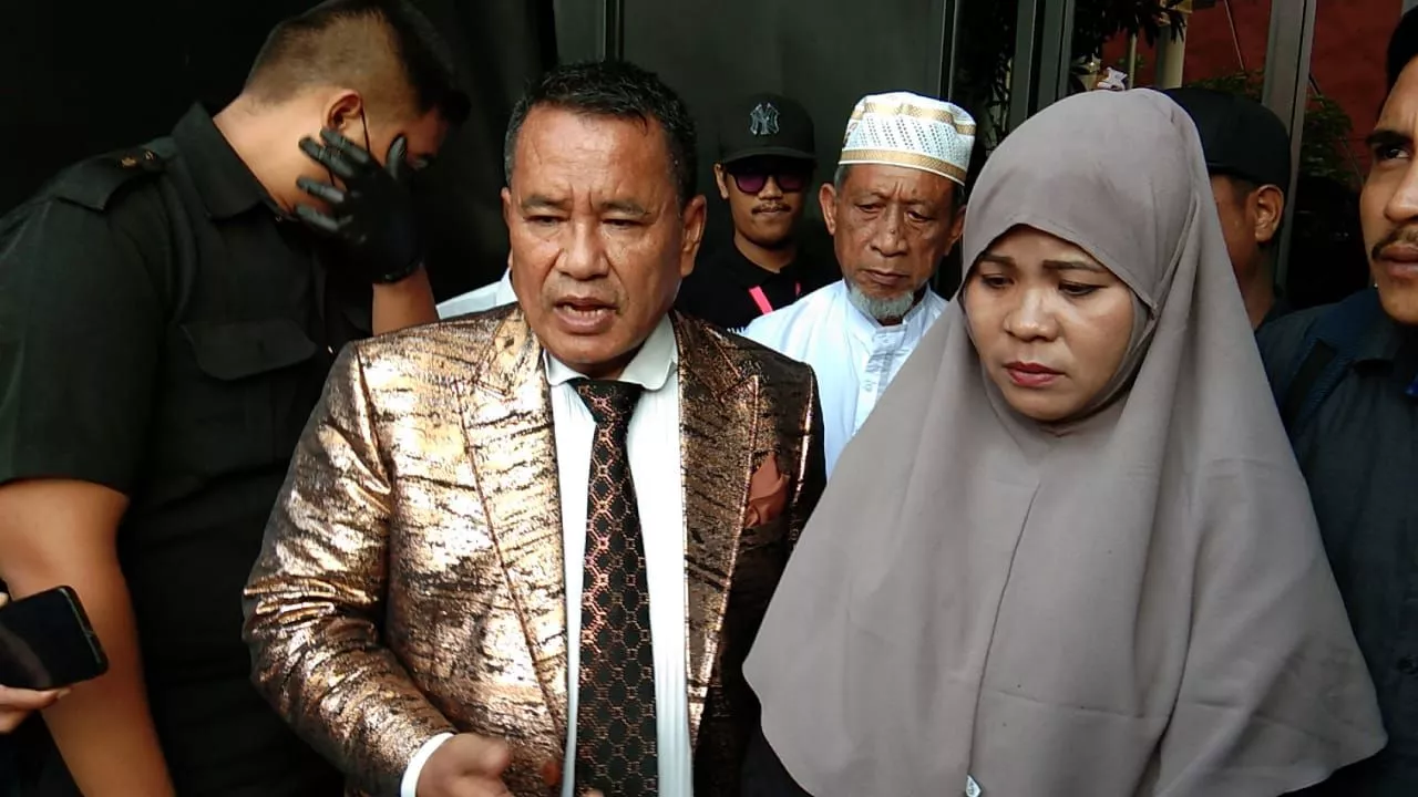 Mencari Keadilan, Ibu Korban Pemerkosaan Temui Hotman Paris di Surabaya