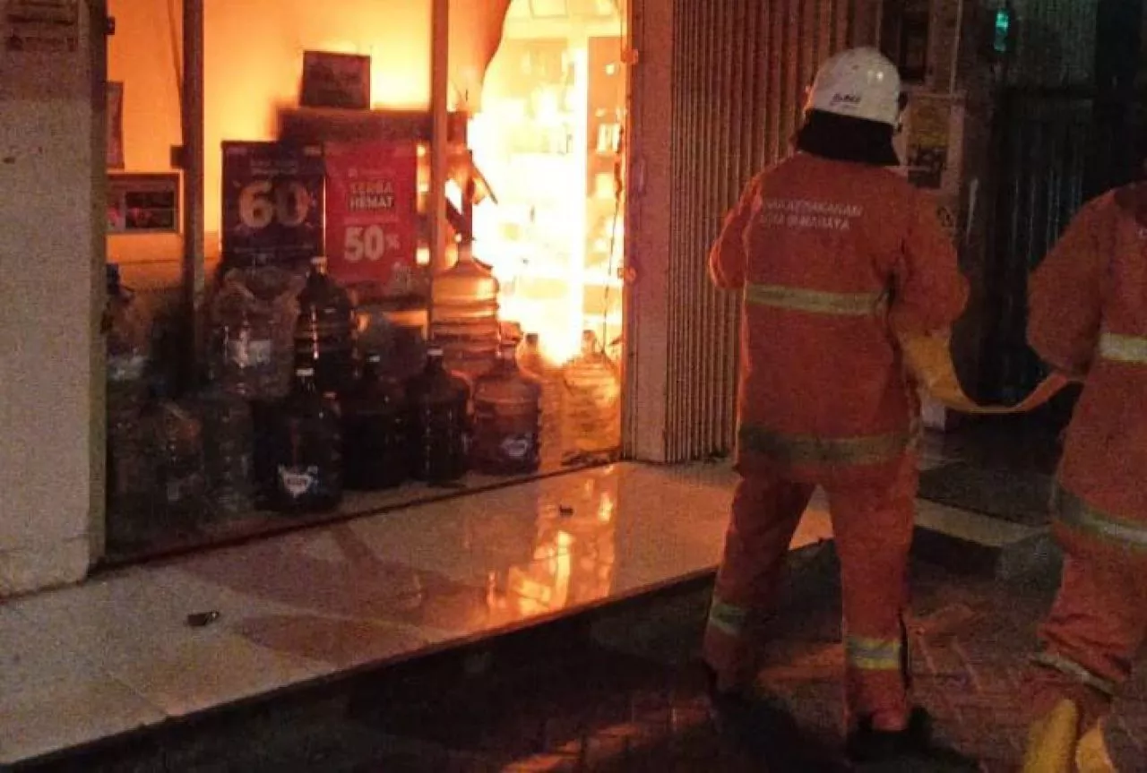 Indomart di Sukolilo Surabaya Terbakar, 10 Unit PMK Dikerahkan