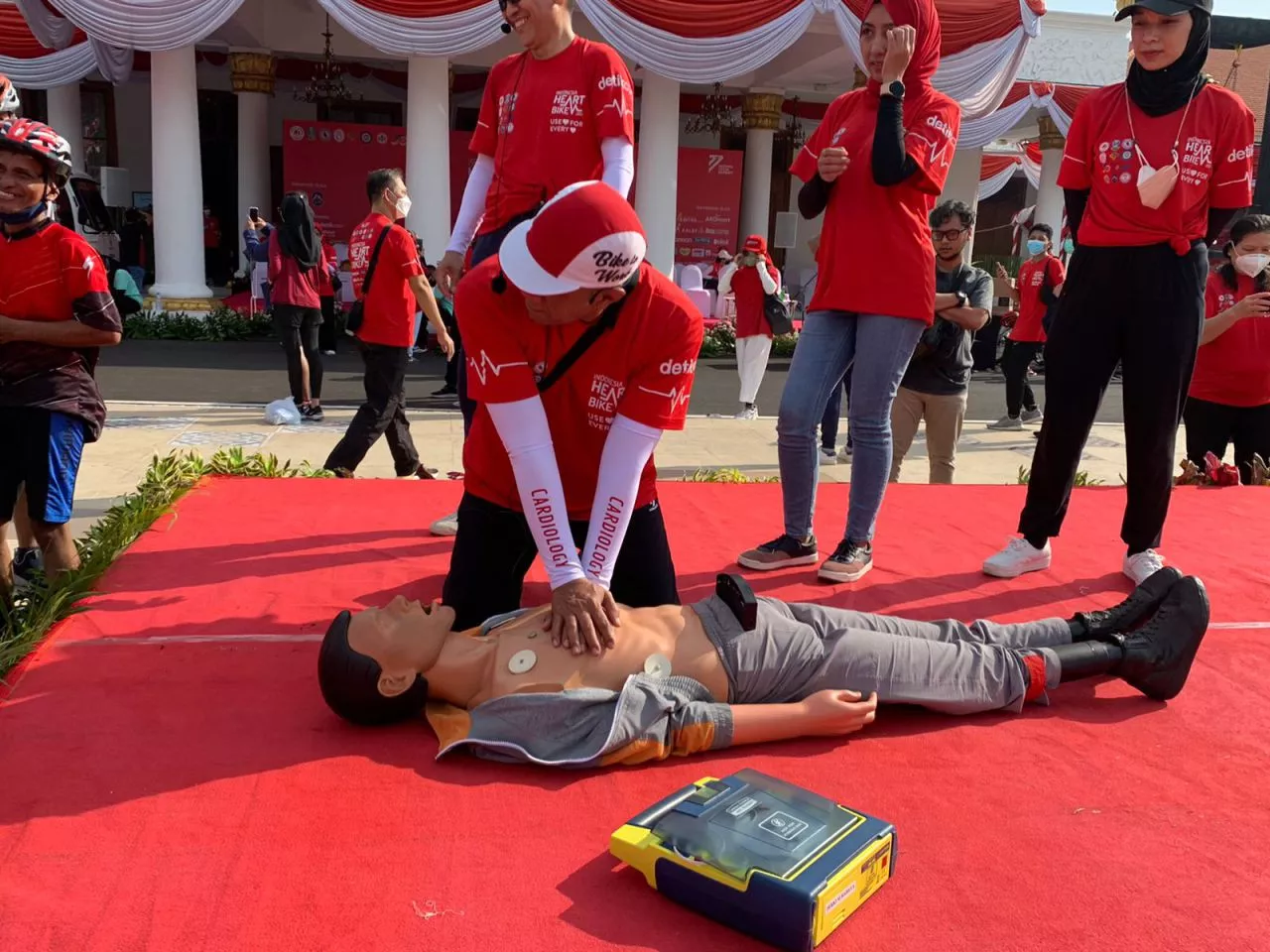 IKA Unair Ajari Pertolongan Pertama untuk Orang yang Henti Jantung