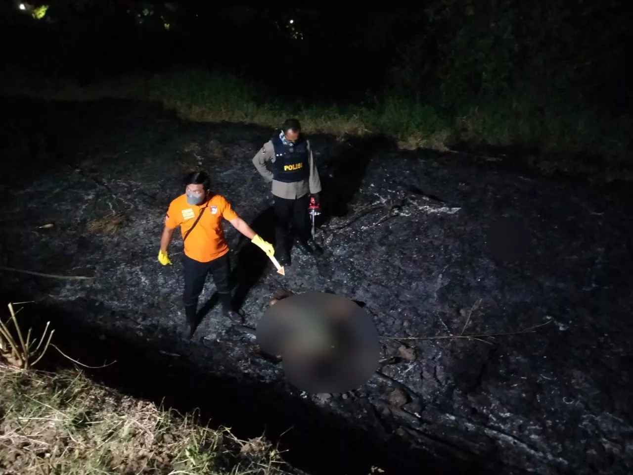 Sesosok Mayat Nyaris Gosong Ditemukan di Pinggir Sungai di Surabaya
