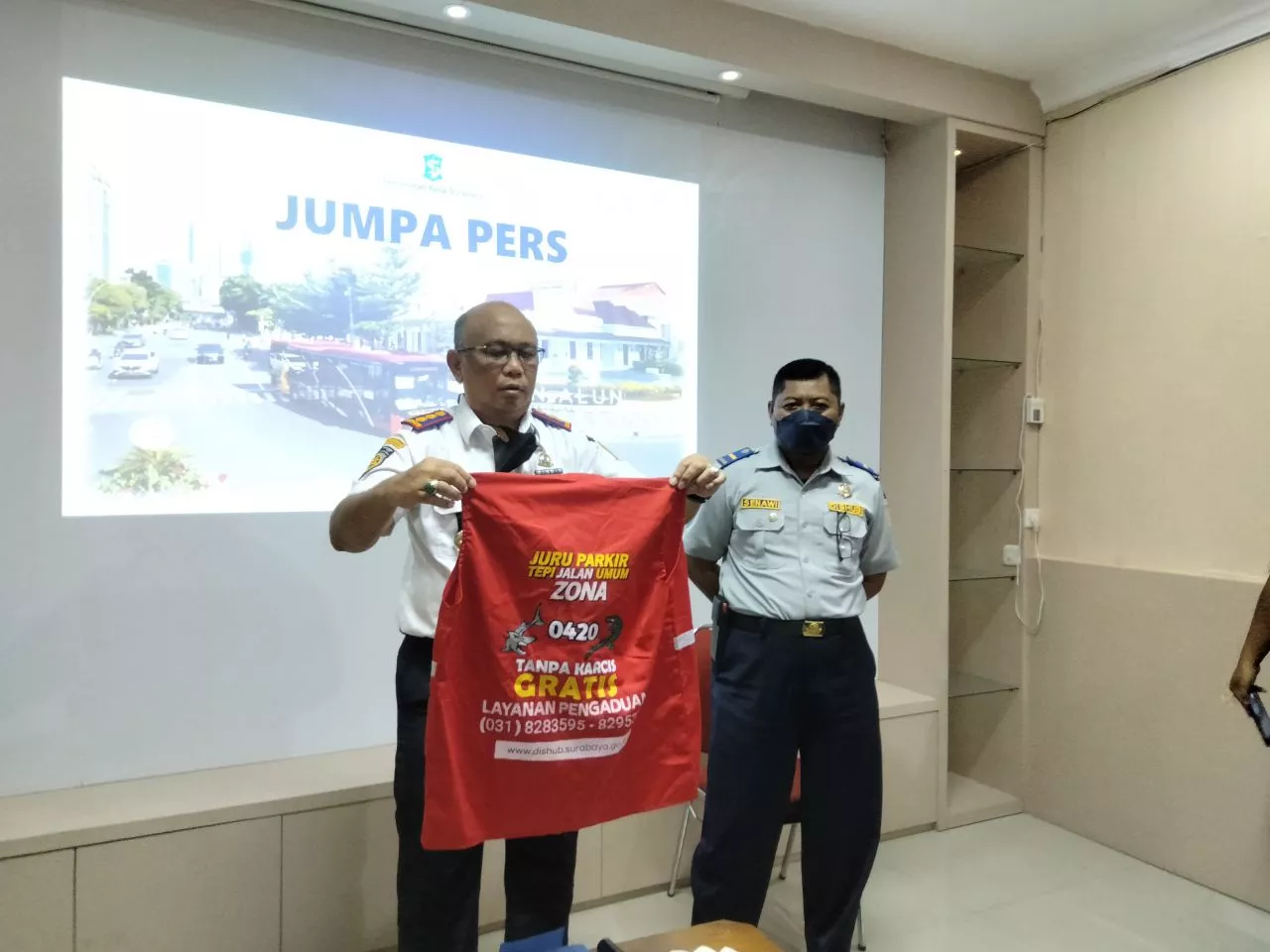 Hindari Parkir Liar, Ini Ciri-ciri Jukir Resmi Beserta Tarifnya
