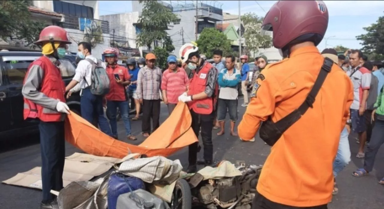 Pengendara Motor di Surabaya Tewas Tabrak Pantat Truk Berhenti di Traffic Light