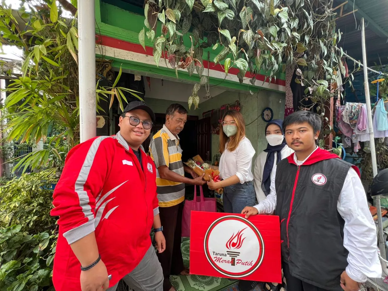 Peringati HUT TNI, Taruna Merah Putih Bagi-bagi Karangan Bunga dan Bingkisan