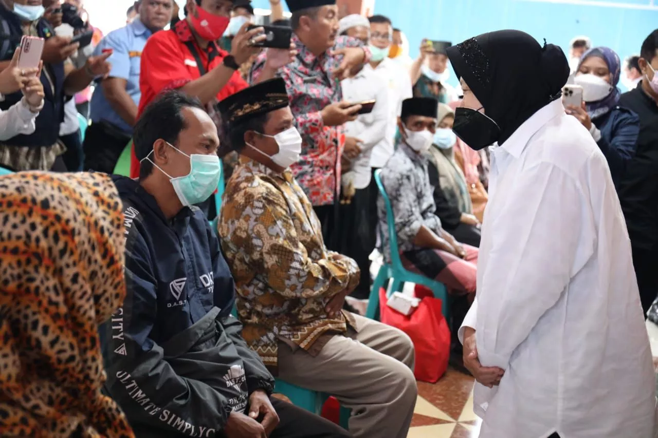 Gerak Cepat, Mensos Risma Beri Santunan Keluarga Korban Tragedi di Kanjuruhan