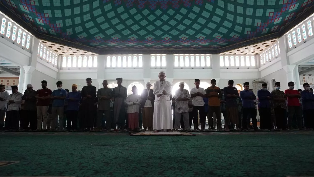 Doakan Korban Tragedi Kanjuruhan, Pemain Persebaya dan Bonek Gelar Salat Gaib